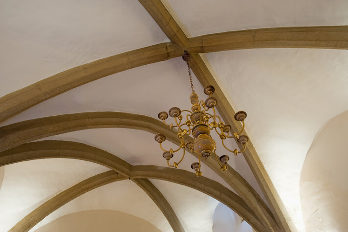 Gewölbedecke mit Kerzenleuchter (öffnet Vergrößerung des Bildes)