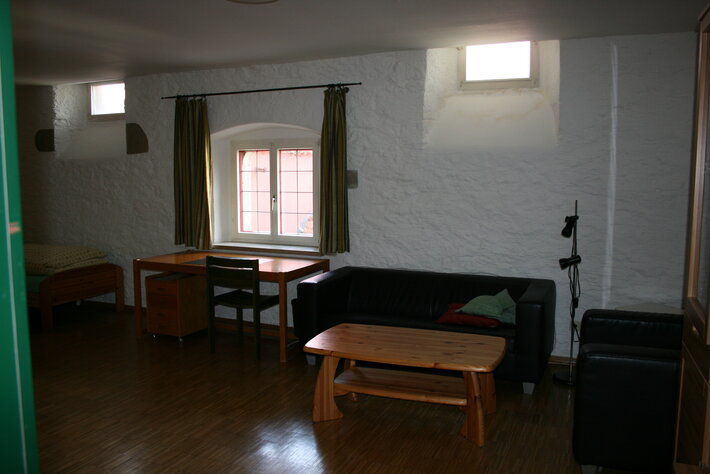 Inneneinrichtung mit Fenster, Sofa und Couchtisch (öffnet Vergrößerung des Bildes)