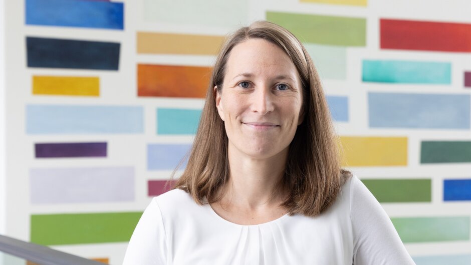 Frau lächelt in die Kamera