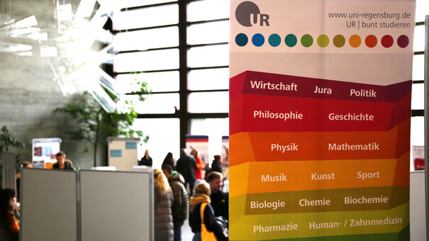 Aufsteller mit Studienfächern der Universität Regensburg bei einer Studieninfo-Messe