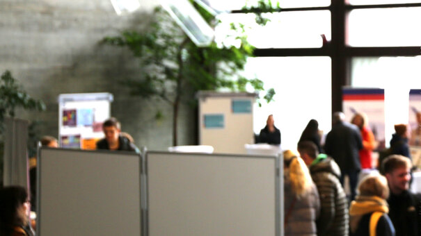 Aufsteller mit Studienfächern der Universität Regensburg bei einer Studieninfo-Messe