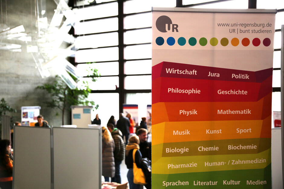 Aufsteller mit Studienfächern der Universität Regensburg bei einer Studieninfo-Messe