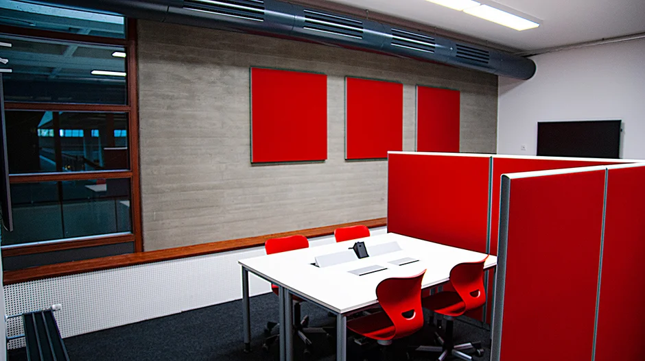 Roter Raum mit Wandmonitor für jede Arbeitsgruppe (öffnet Vergrößerung des Bildes)
