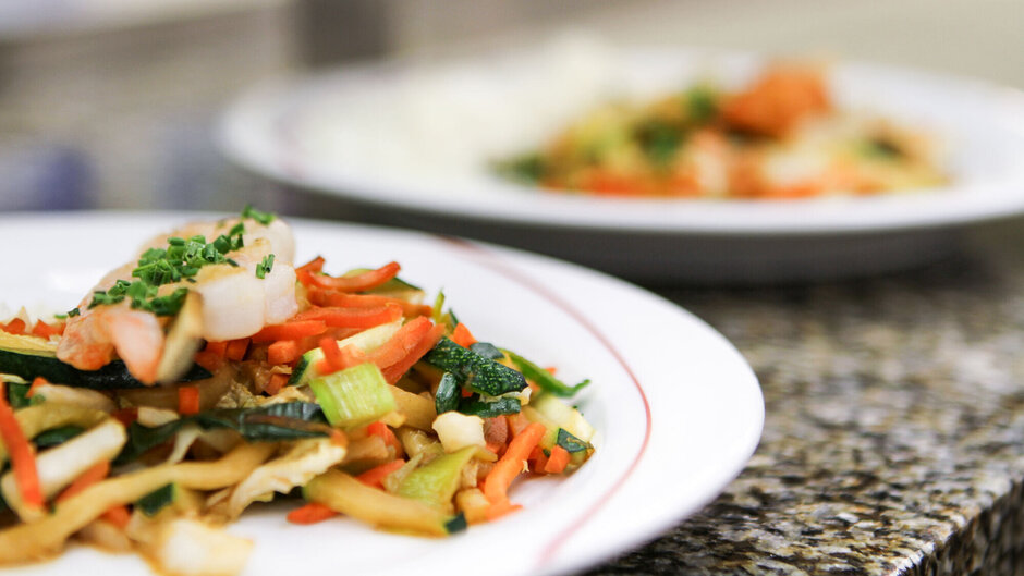 Essen auf einem Teller in der Mensa der Uni Regensburg
