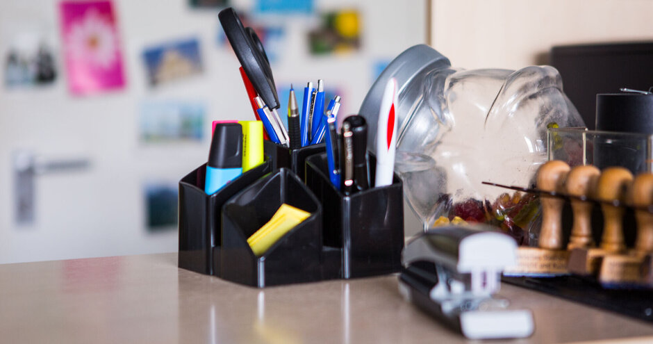 Stifteköcher auf einem Schreibtisch