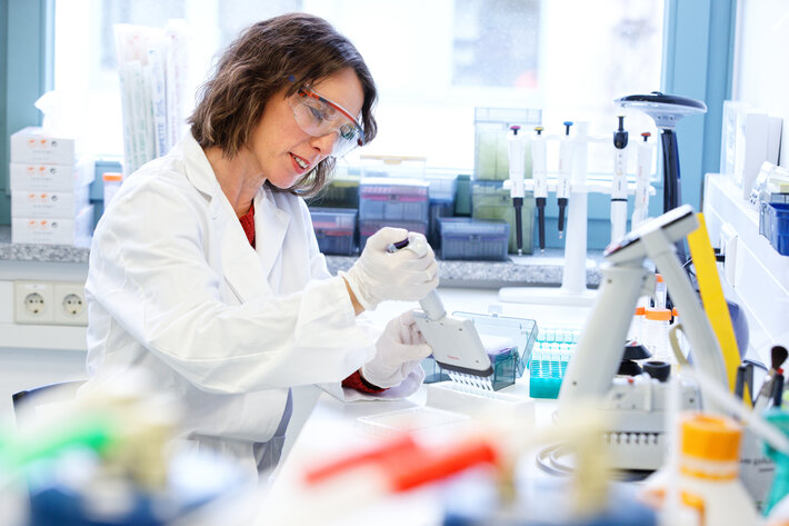 Geräte und Person im Labor (öffnet Vergrößerung des Bildes)