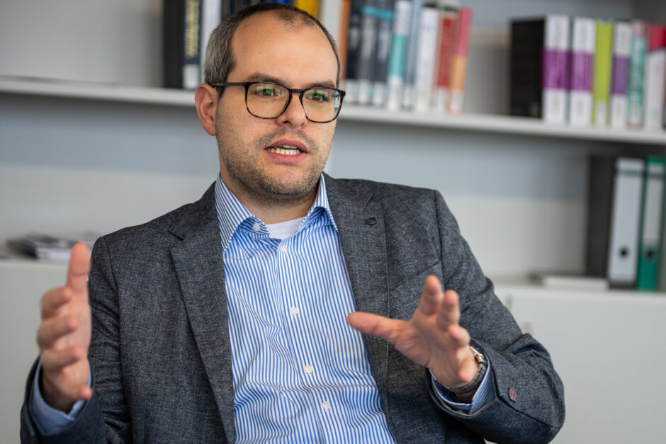 Prof. Dr. Fabian Kindermann in einer Interviewsituation in seinem Büro