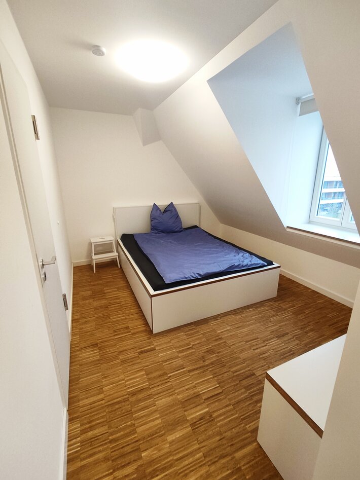 bed in an attic room (öffnet Vergrößerung des Bildes)