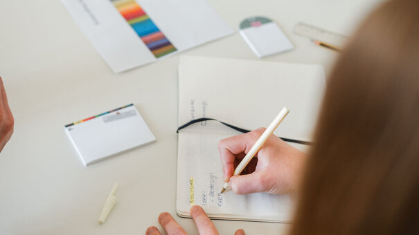 Tisch mit Notizblock und Zetteln