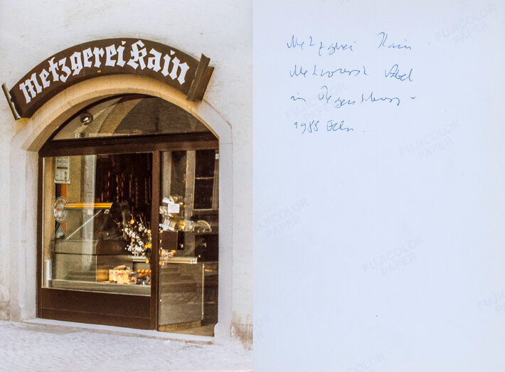 Schaufenster der Metzgerei Kain in Regensburg (öffnet Vergrößerung des Bildes)