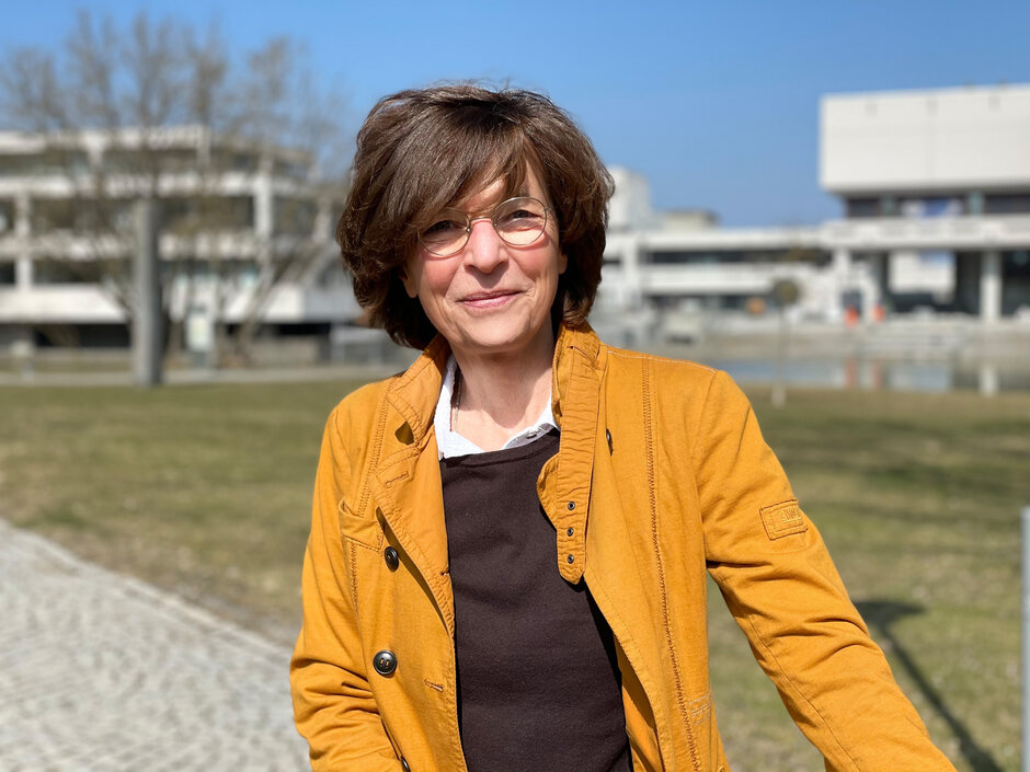 Prof. Dr. Ursula Regener am Campus der Universität Regensburg