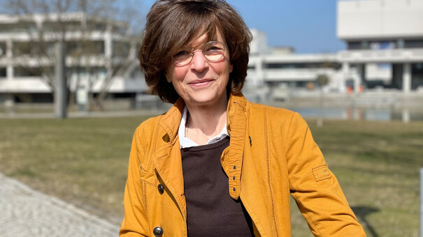Prof. Dr. Ursula Regener am Campus der Universität Regensburg