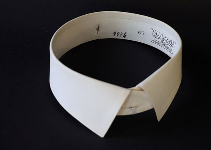 Weißer Herrenkragen der Marke SUPREMA. Ausstellungsexponat. Foto: Lena Möller [28.01.2025]. (öffnet Vergrößerung des Bildes)