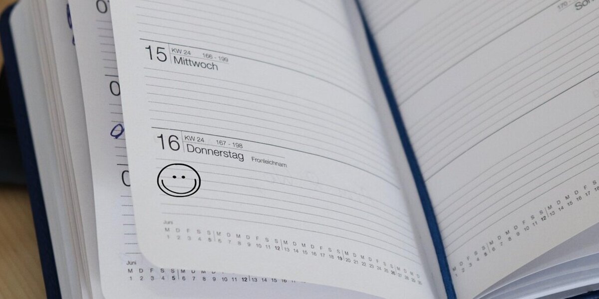 Man sieht einen Taschenkalender. Die Tage 13. Juni bis 19. Juni sind zu sehen, es ist jedoch nichts in den Kalender eingetragen.