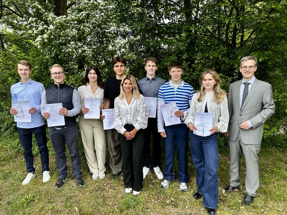 Das Bild zeigt die neun Preisträgerinnen und Preisträger sowie den Lehrstuhlinhaber, Prof. Dr. Bernd J. Hartmann, LL.M. (Virginia).