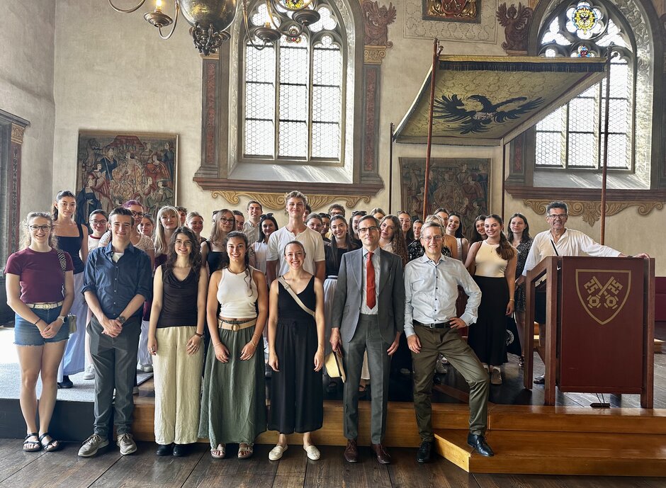 Das Bild zeigt die Gruppe der Studentinnen und Studenten der Vorlesungen "Strafprozessrecht" und "Bau- und Kommunalrecht", begleitet von Herrn Prof. Dr. Bernd J. Hartmann, LL.M. (Virginia) sowie Herrn Prof. Dr. Tonio Walter, RiBayObLG a.D.