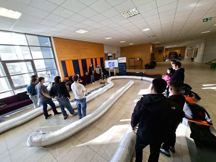 Bayerisch-ungarisches Studierendenprojekt zum Autonomen Fahren 2025. Testen auf der Fahrstrecke (opens enlarged image)