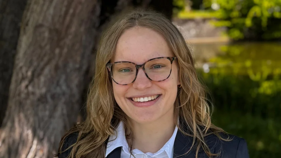 Das Bild zeigt die wissenschaftliche Mitarbeiterin des Lehrstuhls, Frau Laura Macketanz.