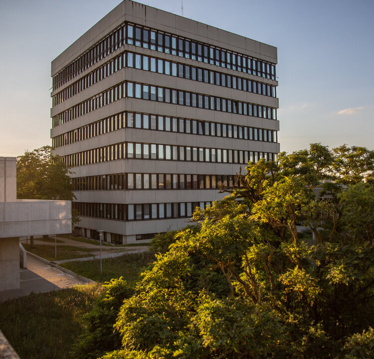Das Sammelgebäude am Campus der Universität Regensburg bei Sonnenuntergang