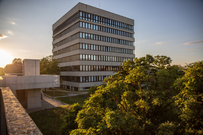 Das Sammelgebäude am Campus der Universität Regensburg bei Sonnenuntergang (öffnet Vergrößerung des Bildes)