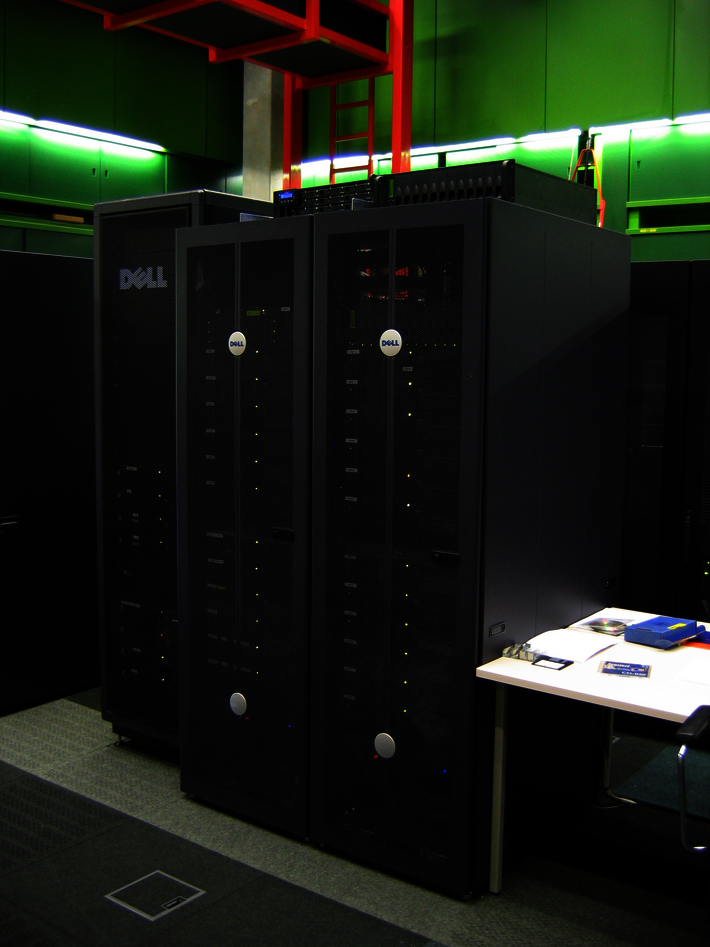 Linux-Cluster mit Dell EMC PowerEdge im Rack => Erster Schritt zu Compute- bzw VM/ESX-Cluster (anfangs Suse Linux Enterprise Server [SLES] bzw. DEBIAN) (öffnet Vergrößerung des Bildes)