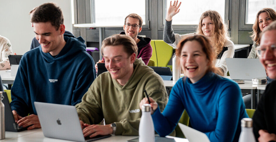 Studierende im Seminar an der Uni Regensburg