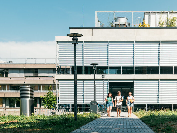 Studierende vor dem Eingang zum Gebäude des RUN - dem Regensburg Center for Ultrafast Nanoscopy. (öffnet Vergrößerung des Bildes)