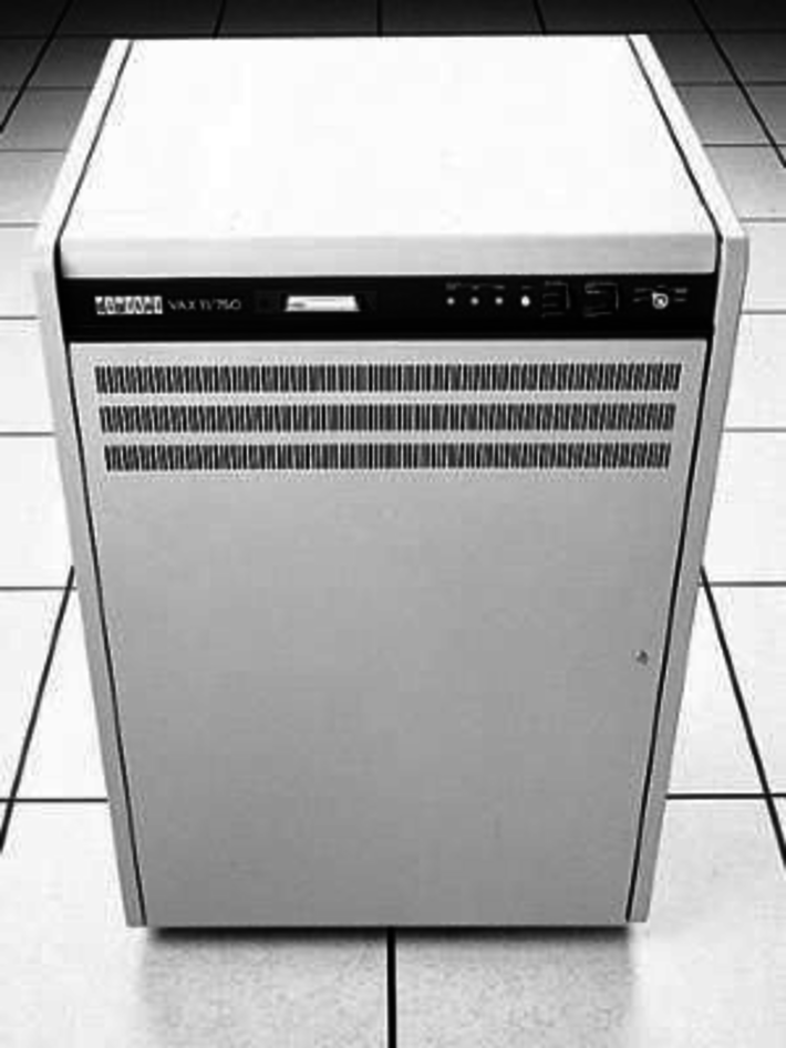 VAX 11/750 der Firma digital [equipment corporation] DEC, erste 32-Bit-Architektur (1978 entwickelt), das Betriebssystem VMS dazu stammte von David N. Cutler, der später auch Windows NT maßgeblich beeinflußte; VAX 11/780 (1-MIPS) wurde zur Vergleichseinheit der Rechenleistung in Dhrystone MIPS (1 DMIPS = 1757 Dhrystones/s) (öffnet Vergrößerung des Bildes)