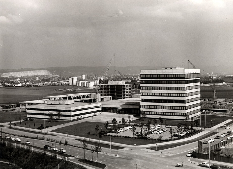 Sammelgebäude von Südwesten, 1969 (öffnet Vergrößerung des Bildes)