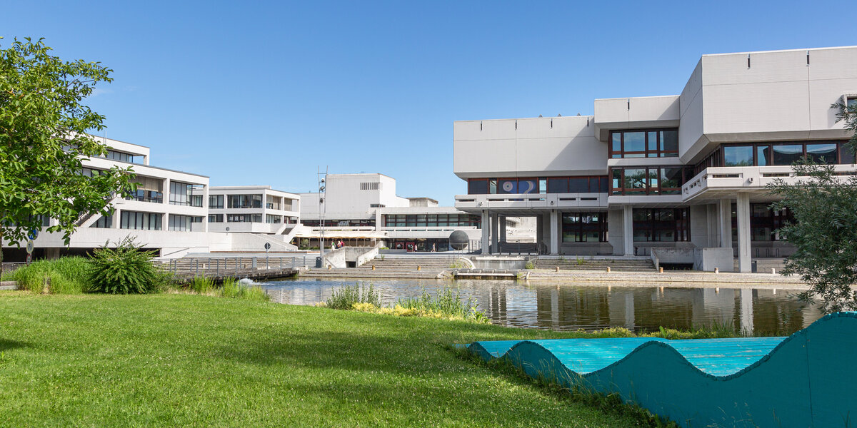 Blick über den grünen Campus Richtung Norden; von links nach rechts: Verwaltungsgebäude, Studentenhaus, Zentrales Hörsaalgebäude, Zentralbibliothek;