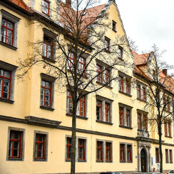 Das sogenannte Alte Finanzamt in der Regensburger Landshuter Straße 4.