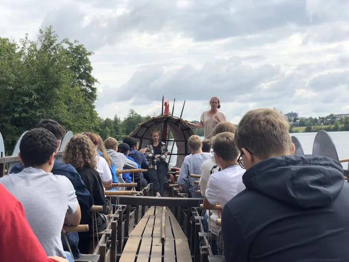 Einführung von Schüler*innen in die grundlegenden Ruderkommandos (öffnet Vergrößerung des Bildes)