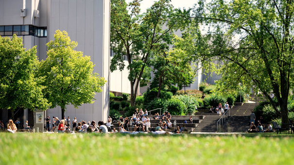 Viele Studierende vor dem Gebäudeteil Philosophie-Theologie am Campus der Universität Regensburg