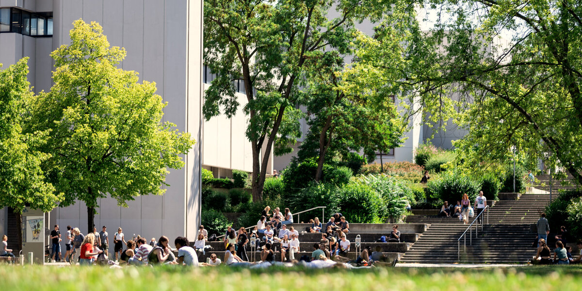 Viele Studierende vor dem Gebäudeteil Philosophie-Theologie am Campus der Universität Regensburg