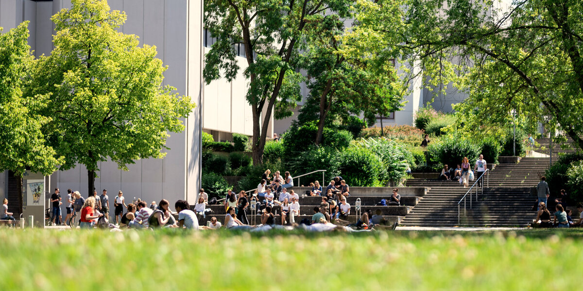 Viele Studierende vor dem Gebäudeteil Philosophie-Theologie am Campus der Universität Regensburg