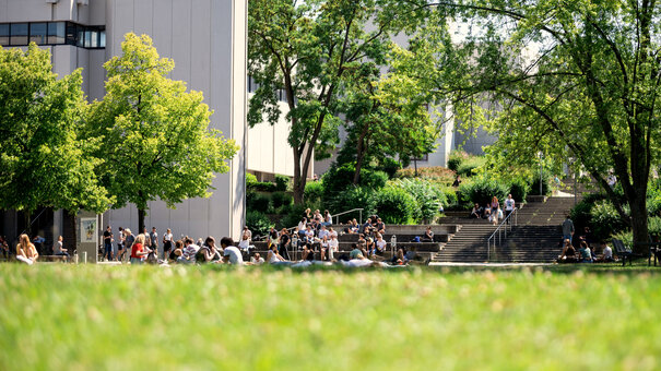 Viele Studierende vor dem Gebäudeteil Philosophie-Theologie am Campus der Universität Regensburg