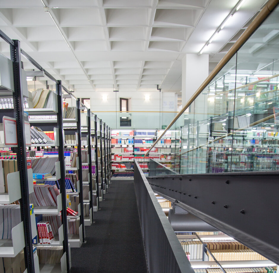 Lange Reihen mit gut indirekt beleuchteten Bücherregalen in der Lehrbuchsammlung an der Universitätsbibliothek Regensburg