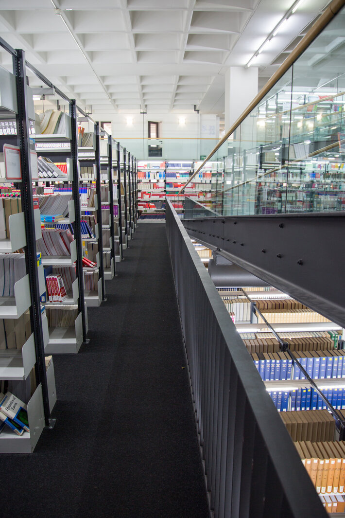 Lange Reihen mit gut indirekt beleuchteten Bücherregalen in der Lehrbuchsammlung an der Universitätsbibliothek Regensburg (opens enlarged image)