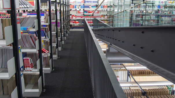 Lange Reihen mit gut indirekt beleuchteten Bücherregalen in der Lehrbuchsammlung an der Universitätsbibliothek Regensburg