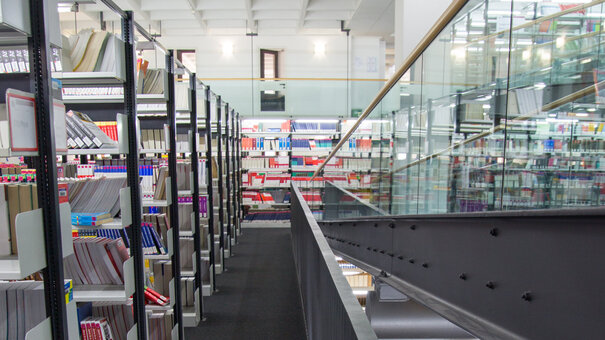 Lange Reihen mit gut indirekt beleuchteten Bücherregalen in der Lehrbuchsammlung an der Universitätsbibliothek Regensburg