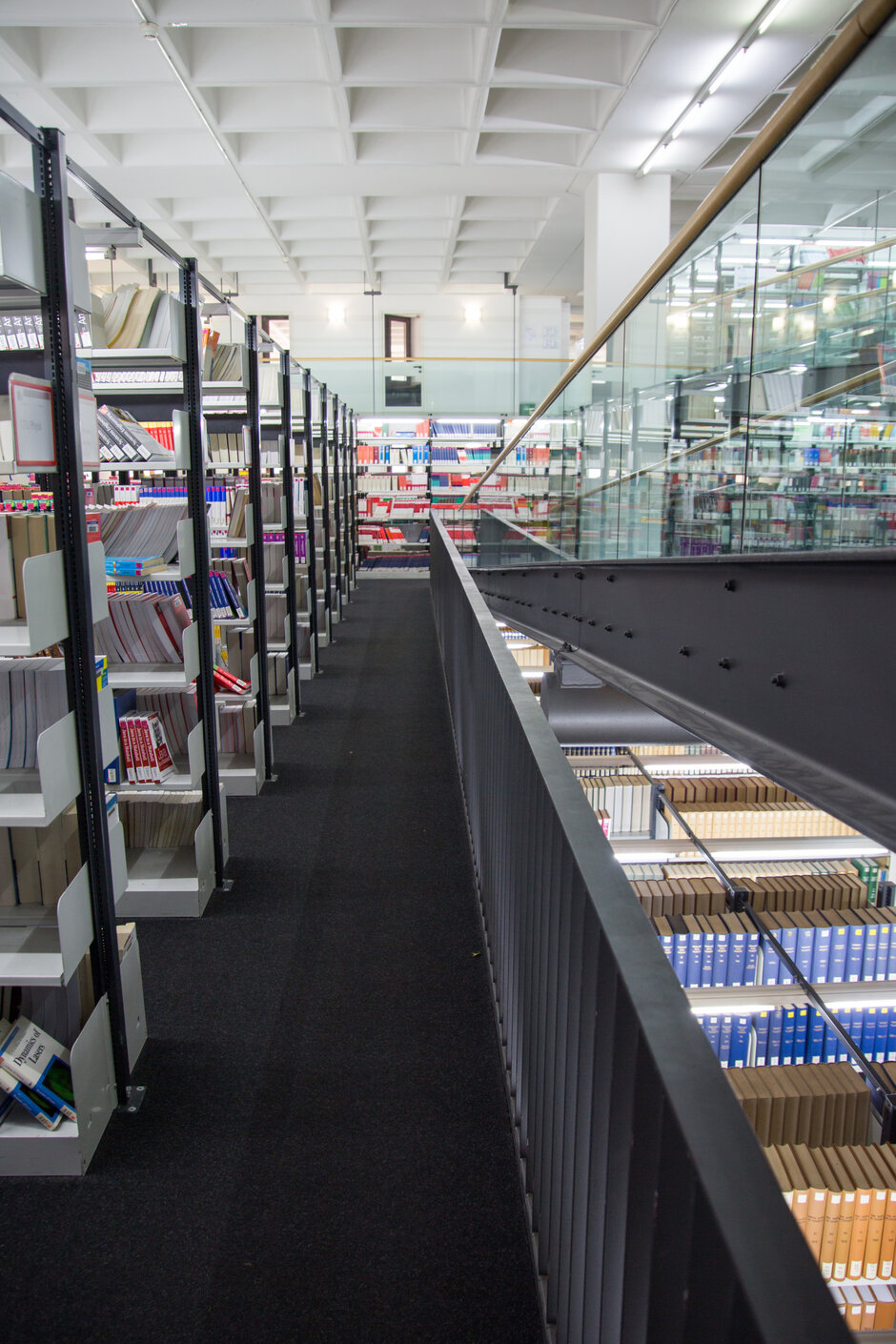 Lange Reihen mit gut indirekt beleuchteten Bücherregalen in der Lehrbuchsammlung an der Universitätsbibliothek Regensburg