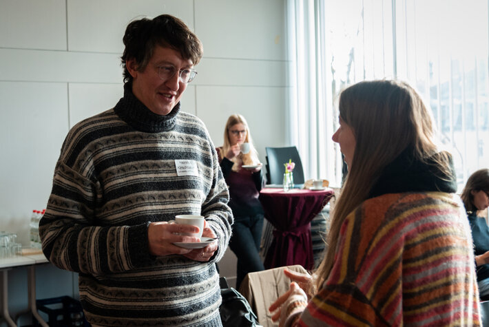 Prof. Dr. Heinrich Kirschbaum im Gespräch mit einer anderen Tagungsteilnehmerin. (öffnet Vergrößerung des Bildes)