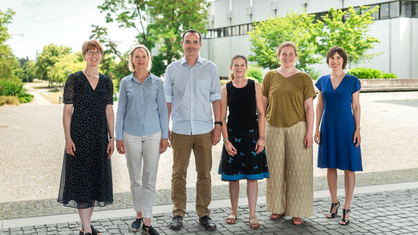 Gruppenfoto von einigen an dem Projekt beteiligten Personen auf dem Campus der Universität Regensburg. Von links nach rechts abgebildet: Prof. Dr. Astrid Ensslin, Prof. Dr. Isabella von Treskow, Oswald Scheid, Christina Ludwig, Anna Theresa Wolferstetter, Katja von Poschinger.