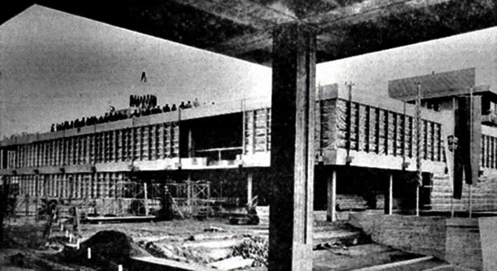 Die Einweihung des neuen Rechenzentrums (20.11.1976, noch ohne Übergang zur Zentralbibliothek, Feiernde auf dem offenen Flachdach) (öffnet Vergrößerung des Bildes)