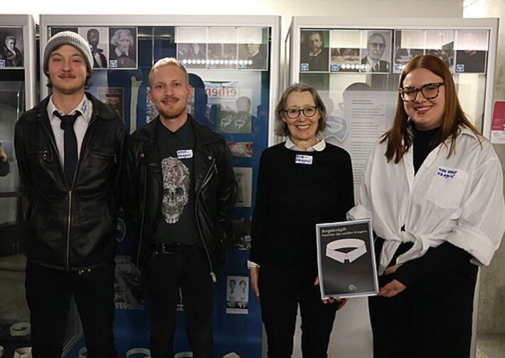 Das Ausstellungsteam Flavien Rocheron, Raul Reinhardt, Esther Gajek und Anne Leupold [von links nach rechts] am Eröffnungstag. Foto: Lena Möller [22.01.2025]. (öffnet Vergrößerung des Bildes)