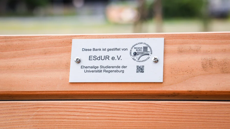 Schild auf dem Waldsofas mit Angabe, dass der Verein ESdUR die Bank gestiftet hat