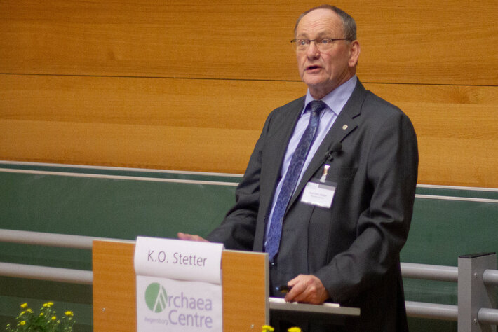 Ein Mann in Anzug und Krawatte steht an einem Rednerpult und spricht. (öffnet Vergrößerung des Bildes)