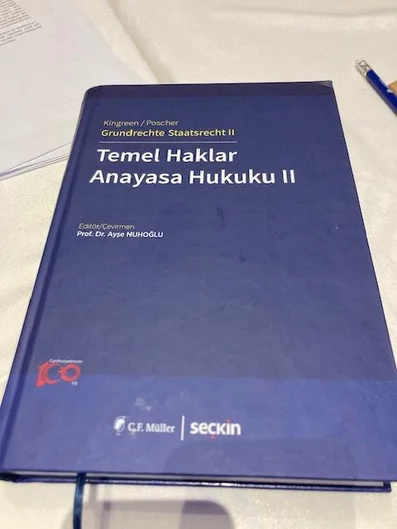 Das Cover der türkischen Übersetzung des Lehrbuchs. (öffnet Vergrößerung des Bildes)