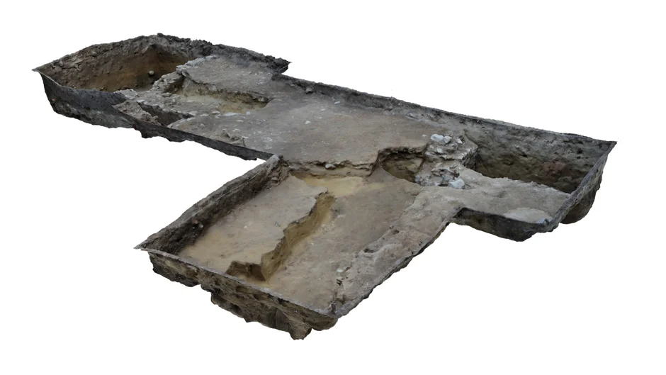 Die Grafik zeigt eine archäologische Ausgrabungsstätte mit freigelegten Erd- und Gesteinsschichten. Mehrere Gräben und Abschnitte sind sichtbar, die unterschiedliche geologische Schichten und möglicherweise antike Strukturen oder Artefakte freilegen. (öffnet Vergrößerung des Bildes)