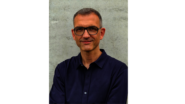 Brustbild von Prof. Dr. Thomas Martinec mit grauem Hintergrund